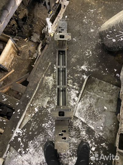 Усилитель переднего бампера Land Rover Discovery 3