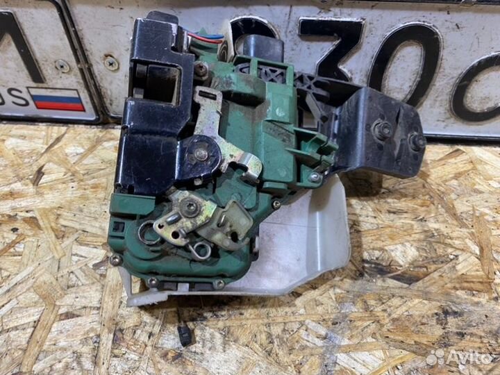 Замок двери передний правый Skoda Superb 2.8 2002