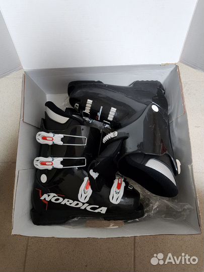 Продаю комплект горных лыж с ботинками