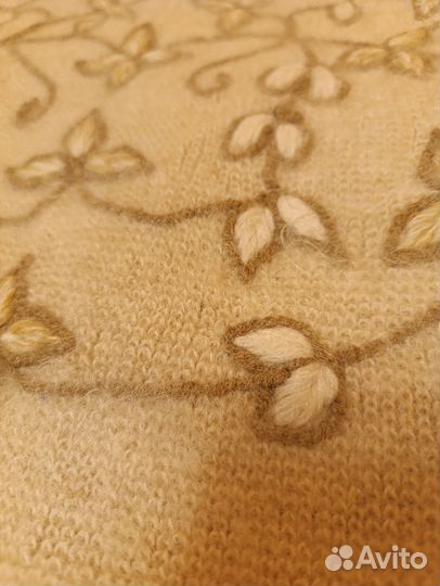 Свитер шерстяной женский