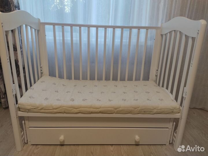 Детская кроватка с маятником и ящиком