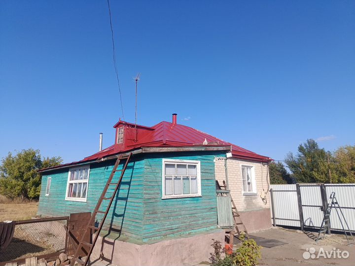 Покраска крыши дома