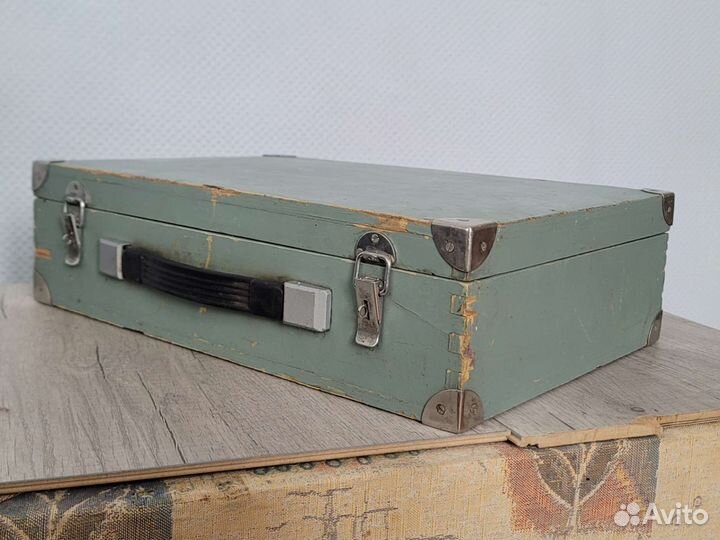 Крепкий ящик с ручкой замками и ножками