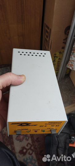 Зарядное устройство, и отпугиватель птиц