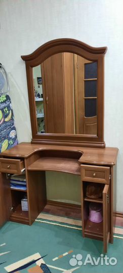 Туалетный столик с зеркалом