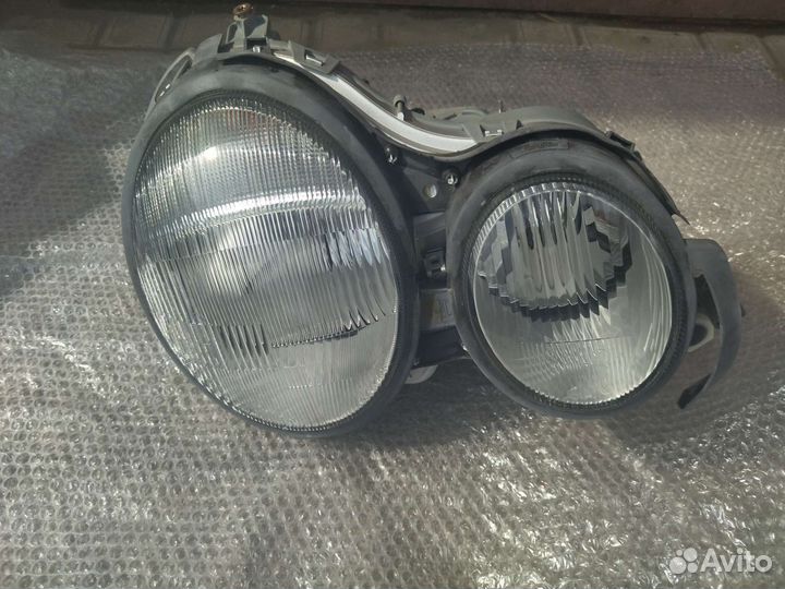 Фара галоген правая Mercedes W210