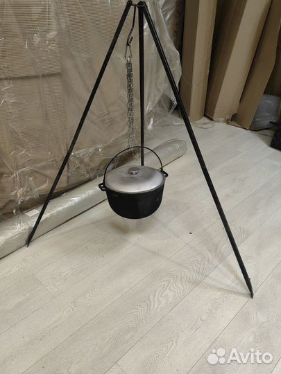 Казан чугунный с треногой