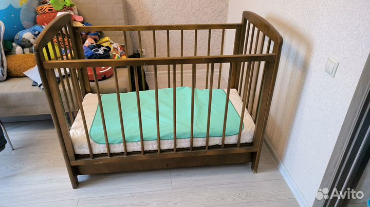 Детская кроватка с матрасом