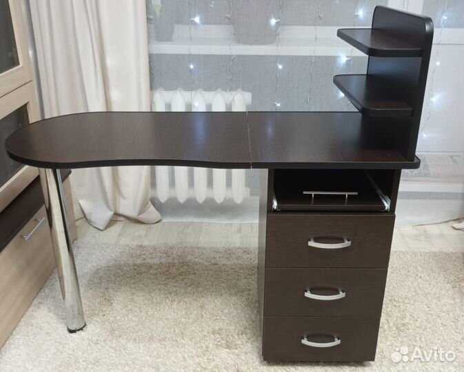 Маникюрный стол