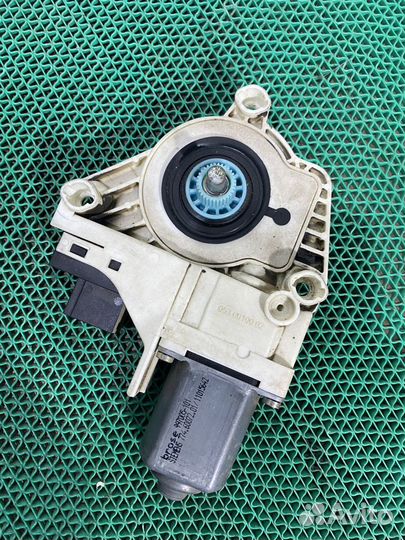 Моторчик стеклоподьемника Audi A6 C6 задний лев