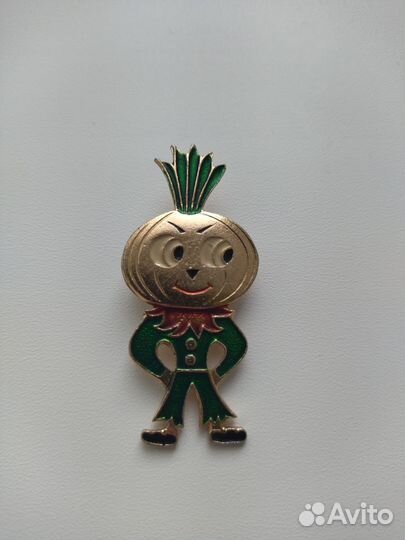 Советский значок Чиполлино