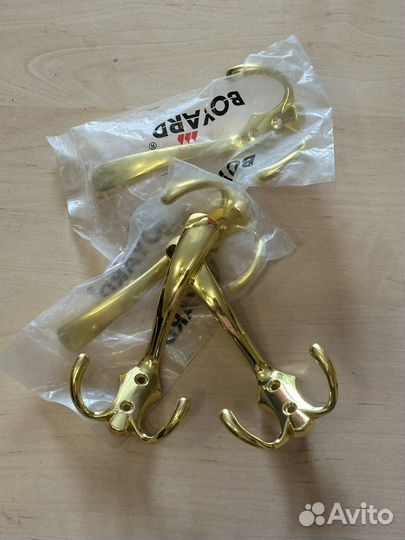 Крючок мебельный трехрожковый золото