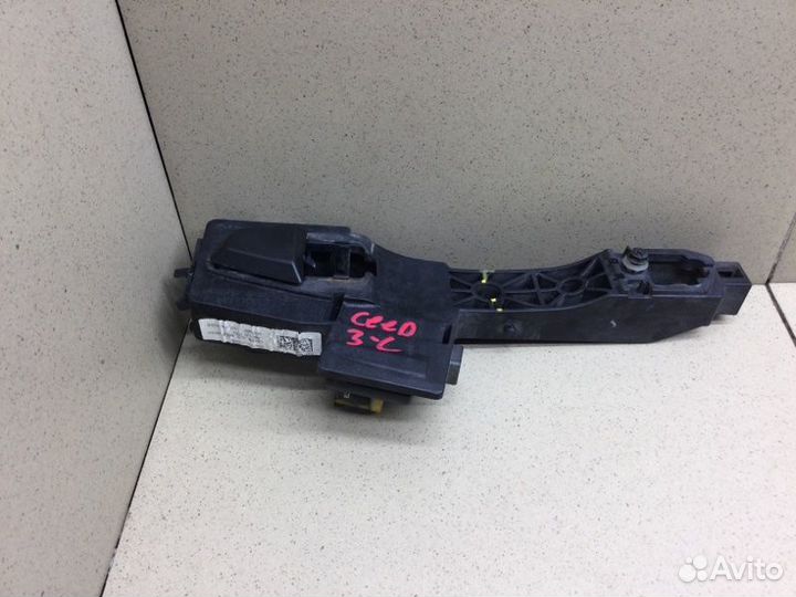 Кронштейн ручки Kia Ceed универсал G4FC 2019