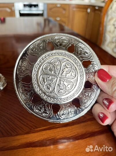 Стаканы армуды, металлический поднос