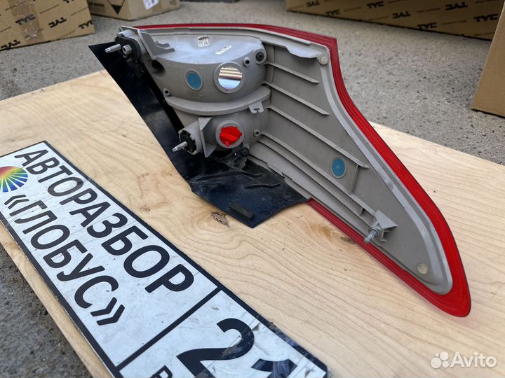 Фонарь правый внешний Ford Focus 3