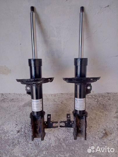 Передние амортизаторы на Opel Astra H