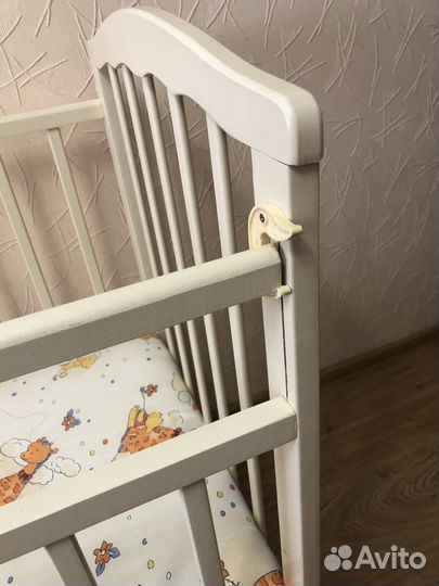 Детская кроватка с продольным маятником