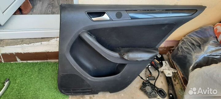 Обшивка двери задний правый на фольсваген джетта 6
