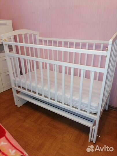 Детская кроватка с продольным маятником