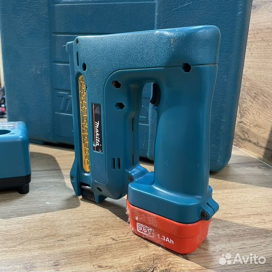 Аккумуляторный степлер Makita T221DW