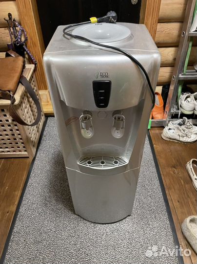 Кулер для воды напольный