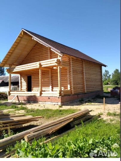 Сруб дома из бревна ручной рубки