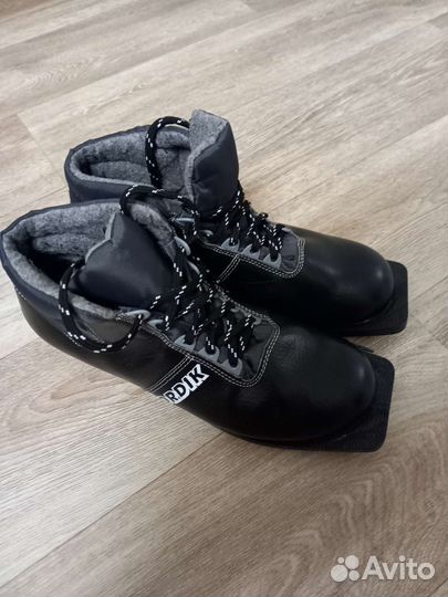 Лыжные ботинки