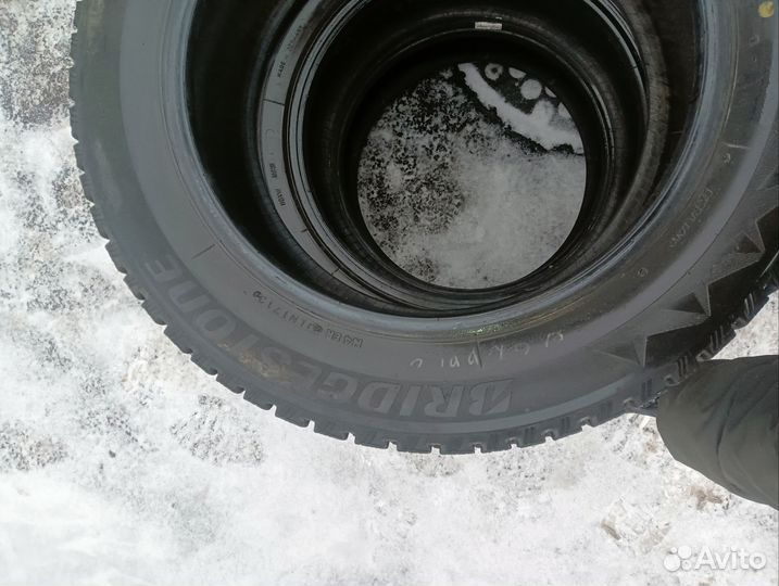 Bridgestone Blizzak Spike-01 215/60 R17 100T