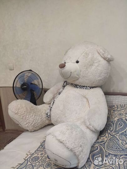 Большой плюшевый медведь