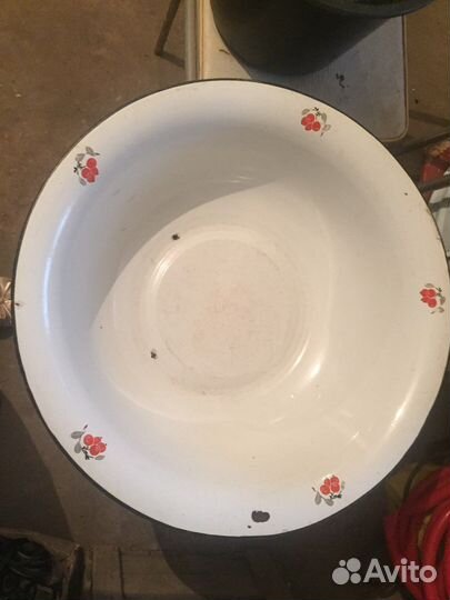 Различные большие кастрюли и чаши