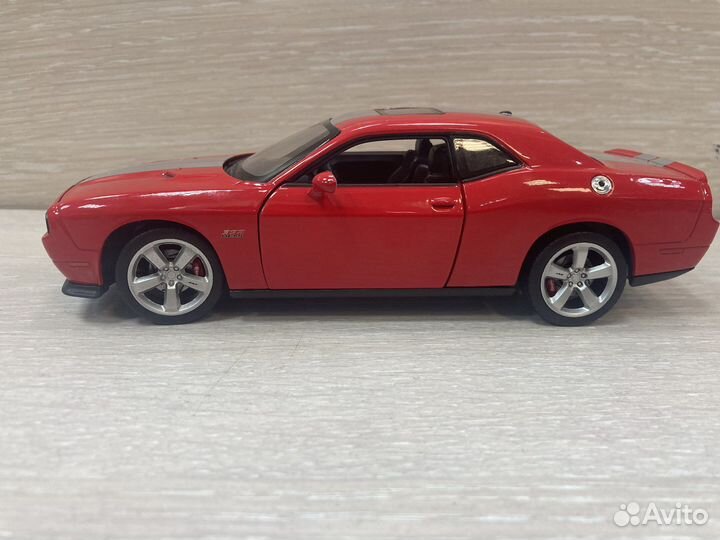 Модель автомобиля Dodge Chalenger 2012 1:24