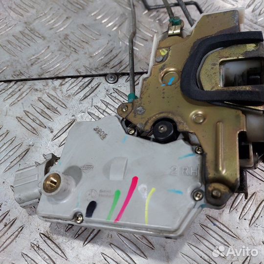 Замок двери передний правый Nissan Primera P11