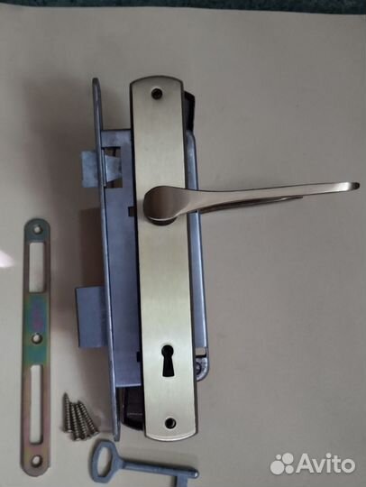 Дверная ручка с замком
