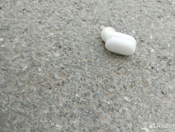 Беспроводной наушник азиата