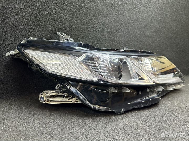 Правая фара Toyota Camry 70 17-21г целая V70