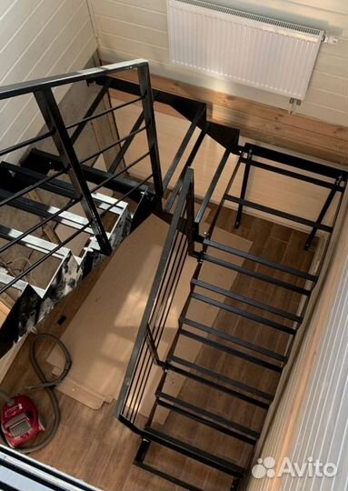 Лестница прямая на металлокаркасе