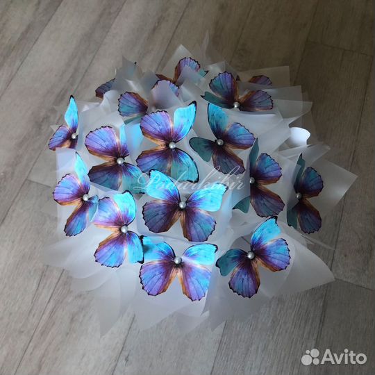 В наличии коробка с бабочками