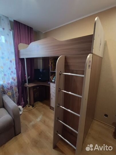 Детская кровать чердак со столом и шкафом бу