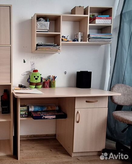 Стол письменный с полкой