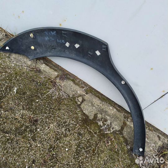 Pontiac vibe накладка крыла задн лев
