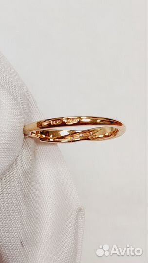 Золотое кольцо с фианитами 585