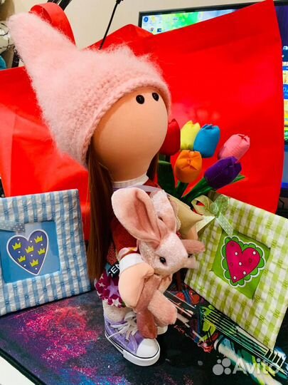 Куколка в розовой шапочке