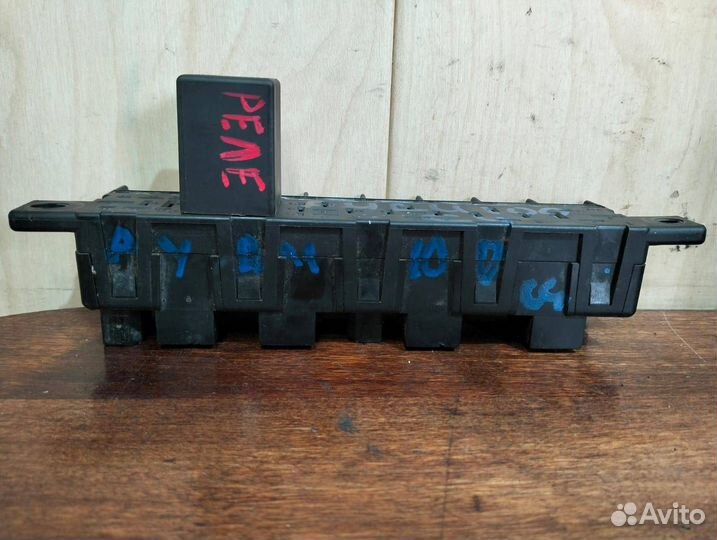 Блок реле Audi 100 C4 (ящик01)