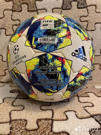 Футбольный мяч adidas