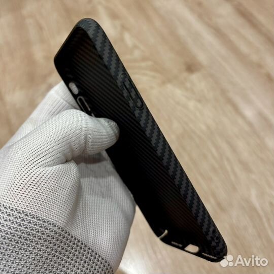 Карбоновый чехол на iPhone XS