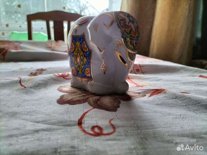 Слон фарфоровый