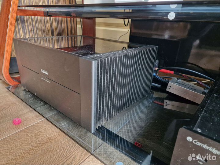 Усилитель мощности Meridian 557