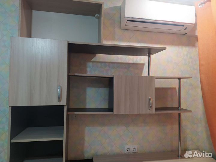 Компьютерный стол с полками и ящиками