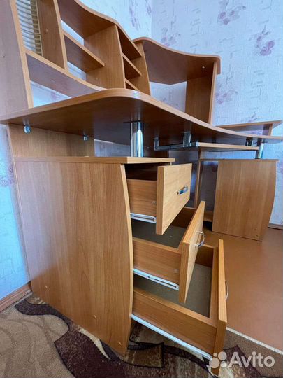 Угловой компьютерный стол