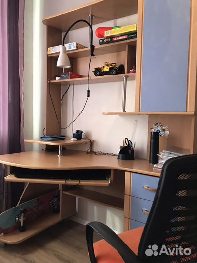 Компьютерный стол и кресло